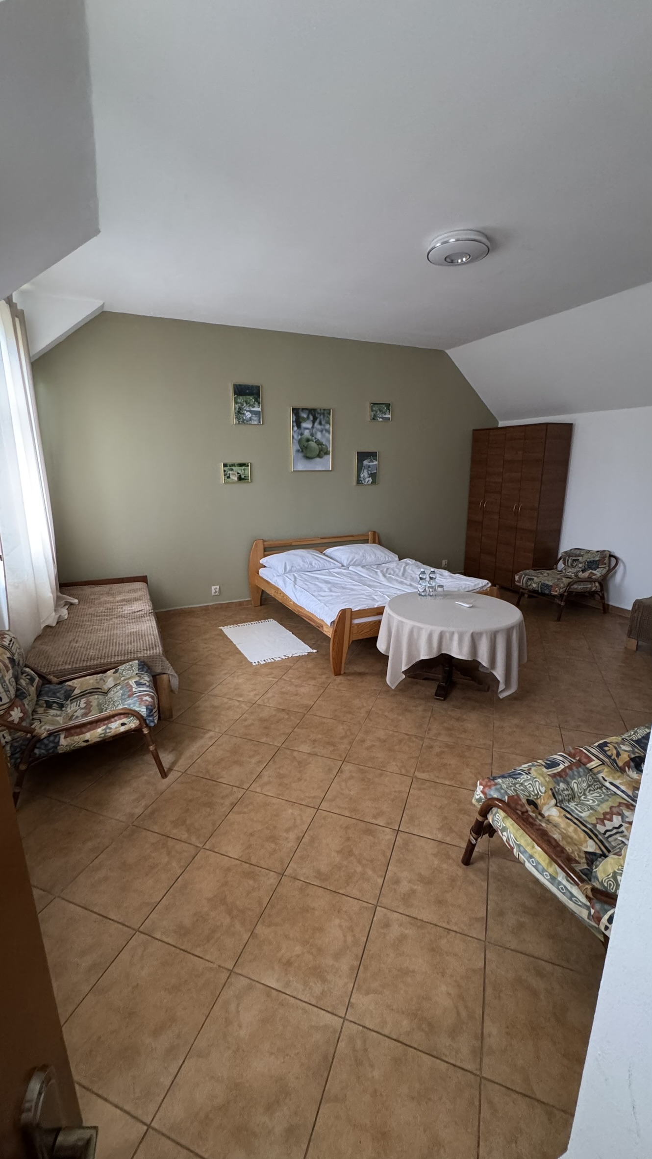 Apartament w Starym Dworze Maciejówka — przestrzeń dzienna z łóżkiem i siedziskiem